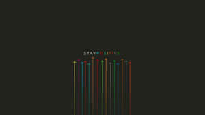 深色背景上帶有「STAY POSITIVE」文字的多彩向上箭頭 — 極簡美學 壁紙