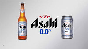 Asahi Super Dry 0.0%無酒精啤酒瓶子和罐子，灰色背景。 — 日本 壁紙