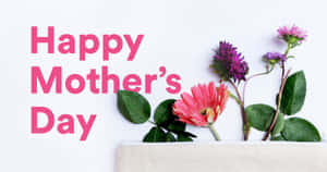 白色背景上，米色小袋中的粉紅色、紫色和綠色花朵與「Happy Mother's Day」文字。