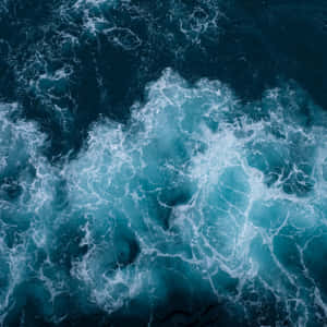 洶湧的海浪，深藍綠色海水和泡沫狀白色浪花在混亂運動中旋轉。