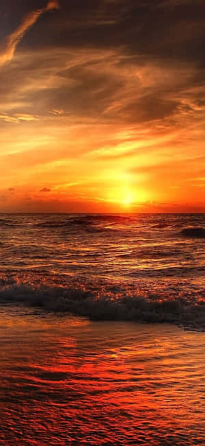 夕陽下的海洋，海浪拍打沙灘 — 沙灘 壁紙