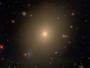 一個被遙遠星星包圍的發光螺旋星系。 — 銀河系 壁紙