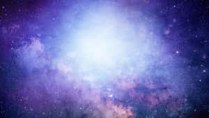 在深空中充滿星星的發光紫色和藍色星雲。 — 夜空 壁紙