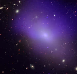 一個帶有紫色色調的星系團，散佈著星星和遙遠的星系。 — Astroworld GIF 壁紙
