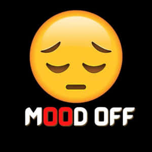 黃色表情符號，閉著眼睛，嘴巴呈直線，位於黑色背景上的文字「MOOD OFF」上方。