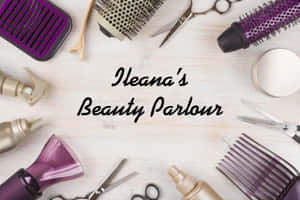 在木頭上圍繞「Ileana's Beauty Parlour」文字排列的美髮工具和產品。 — MacBook Pro M3 壁紙