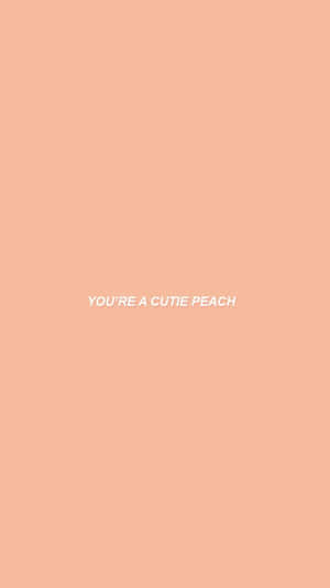 蜜桃背景，白色文字寫著 you're a cutie peach。 — 夏日氣息 壁紙