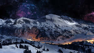 星空下白雪覆蓋的山峰，閃爍的山谷燈光。