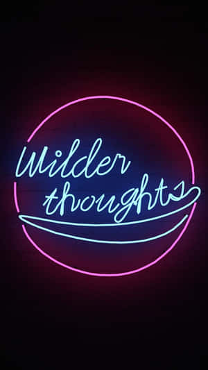 霓虹燈牌，在深色牆壁上以發光的粉紅色和藍色文字顯示「Wilder thoughts」。 — 霓虹藍色美學 壁紙