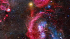 深空中帶有粉紅色和藍色雲團以及發光恆星的彩色星雲。