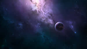 一顆行星在色彩繽紛的宇宙星雲中漂浮，伴隨著星星。