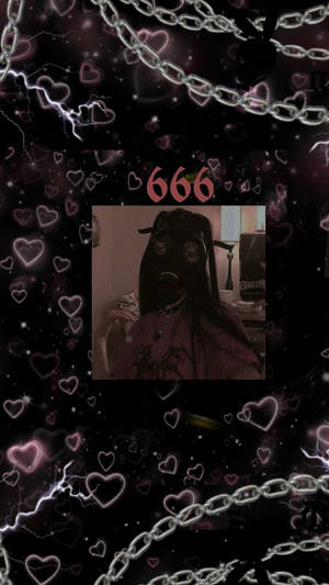戴著防毒面具的人被發光的心形和鎖鏈包圍，並有數字666。