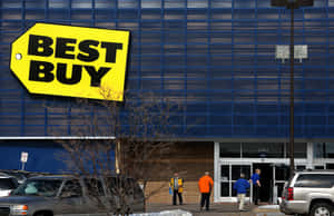 購物者進入一間藍色外觀和黃色標誌的Best Buy商店。