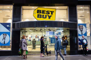 Best Buy商店外的人們，有玻璃門和黃色標誌