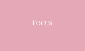 粉紅色背景上的白色文字「focus」。 — 淺粉紅色美學動圖 壁紙