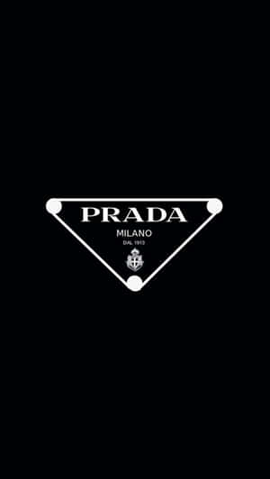 黑色背景上的Prada標誌三角形，帶有文字和徽章。