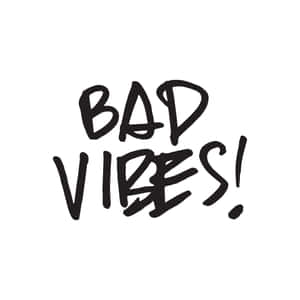 白色背景上以粗體黑色字母手寫的短語 bad vibes — 海灘日落 壁紙