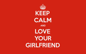 Keep calm and love your girlfriend 海報，白色文字和皇冠在紅色背景上。 — 語錄 壁紙