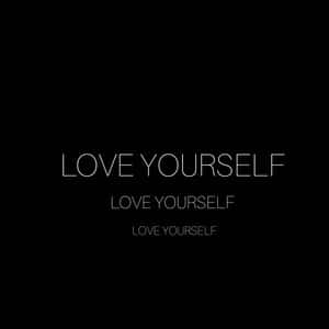 黑色背景上以三種尺寸重複顯示白色文字 'LOVE YOURSELF'。 — iPad Pro 壁紙