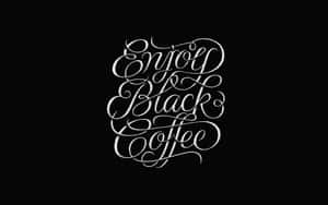 在黑色背景上，優雅的白色書法文字寫著 Enjoy Black Coffee。 — 省電 壁紙