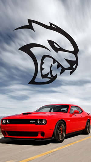 紅色Dodge Challenger SRT在陰天於魔鬼標誌下飛馳。