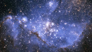 深空中充滿無數恆星的鮮豔藍金色星雲。 — 夜空 壁紙