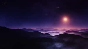 在繁星點點的夜空下，有發光的月亮和迷霧的紫色山脈。 — 暮光 壁紙