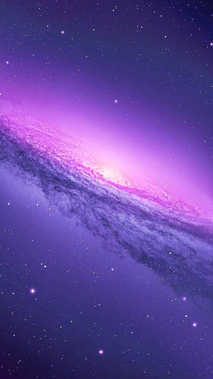一個紫色和粉紅色的螺旋星系，周圍環繞著深邃太空中閃爍的星星。 — 三星 Galaxy S20 壁紙
