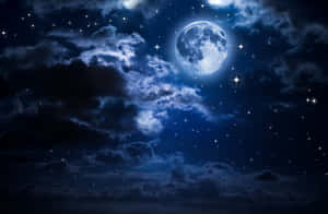 滿月穿過雲層，在繁星點點的夜空中閃耀。