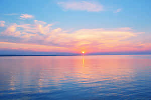 平靜湖面上的夕陽，色彩繽紛的天空倒影