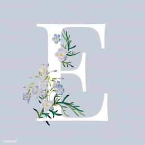 字母E以藍白色花朵和綠色葉子裝飾，灰色背景。