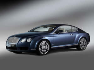 攝影棚燈光下的時尚藍色賓利 Continental GT 轎跑車。