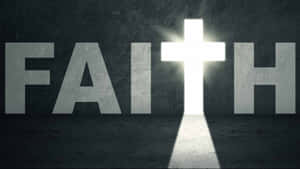 一個發光的十字架將光線穿過深色牆上的「FAITH」字樣投射出來。