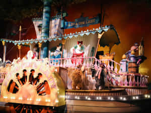 迪士尼巡遊花車，夜間有「Zip-a-Dee-Doo-Dah」角色表演。