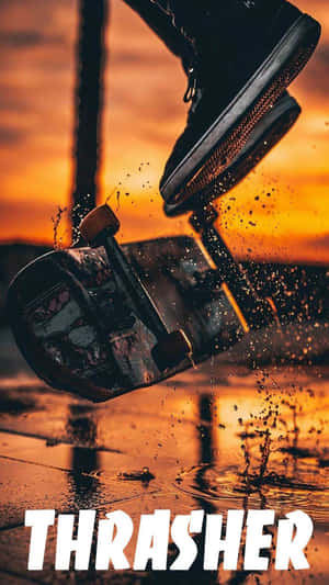 滑板手在半空中，下方是濕滑路面，橙色夕陽，水花飛濺。 — 日落 壁紙