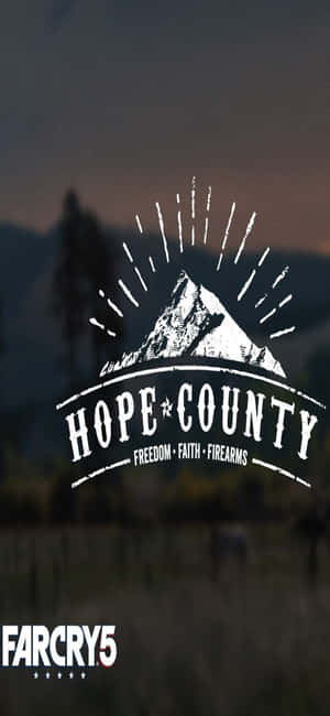 Hope County標誌，帶有山脈和太陽爆發，疊加在黃昏時模糊的山景上。 — POCO F 壁紙