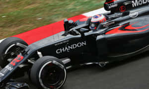 F1賽車在賽道上疾馳，背景模糊