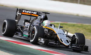 Formula 1 賽車在帶有紅、白、綠色路緣石的賽道上疾馳。