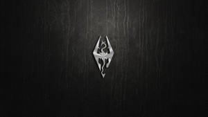 黑色皮革紋理背景上的銀色Skyrim龍標誌