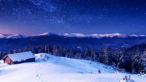 冬季森林中的雪屋，星空下，遠山積雪