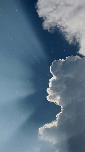 星空，帶有發光的雲層和天際光束。 — 藍色美學 壁紙