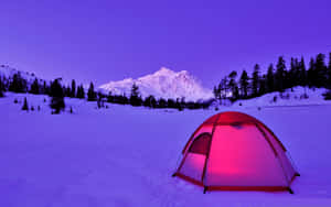 紅色帳篷在暮色中的雪地山景中溫暖地發光。 — 露營 壁紙