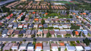 郊區住宅區的空中傾斜移位照片，有房屋和街道。