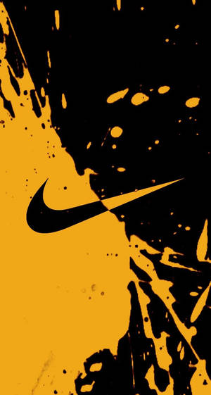 帶有黃黑油漆潑濺設計的Nike標誌。