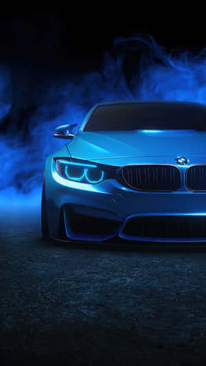 藍色BMW跑車在煙霧瀰漫的夜晚環境中車頭燈閃爍。