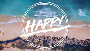 沙灘和海洋上方白色圓形內的Happy文字（從上方觀看）
