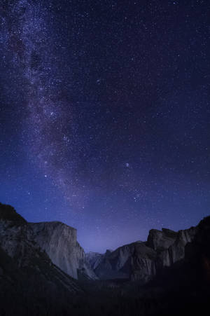 銀河系在星空下照耀著黑暗的山脈