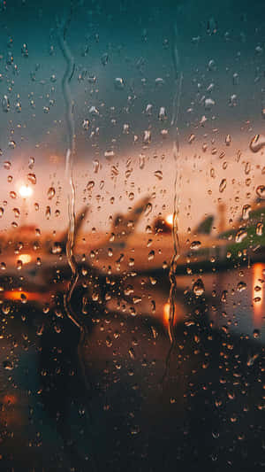 窗戶上的雨滴，模糊的飛機燈光在暮色中閃爍。