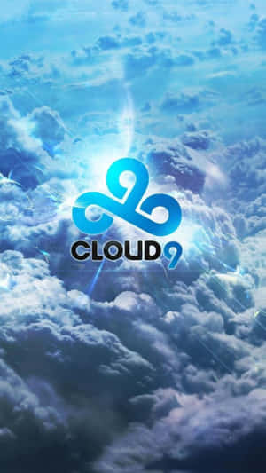 Cloud9電競標誌在明亮的藍天中與蓬鬆的白雲一起發光。