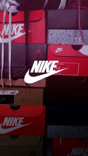 堆疊的Nike運動鞋盒，帶有鞋帶和標誌覆蓋。